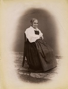 Oude vrouw zittend op een stoel, Parre, Lombardije, Italië, foto door Premiata Fotografia Taramelli, Bergamo door Italian Photographer