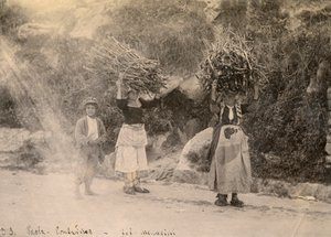 Boeren dragen bundels hout op hun hoofd, Paola, Calabrië, foto door Leopoldo Menarini, ca 1910 door Italian Photographer