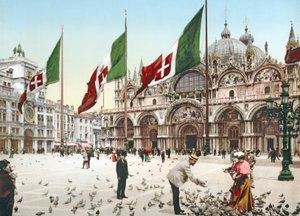 Duiven voeren op het San Marcoplein, Venetië, ca. 1900 door Italian Photographer