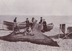 Italië: Bordighera, vissers aan het werk (zwart-wit foto)