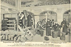 Monniken persen champagne druiven in 1710, tentoonstelling op de Internationale Tentoonstelling van Turijn, Italië door Italian Photographer