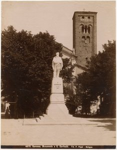 Monument voor Giuseppe Garibaldi op het Piazza San Francesco, met de kerk van Sint Franciscus op de achtergrond, Ravenna, Emilia-Romagna, Italië, foto door Pietro Poppi, Bologna, ca. 1900