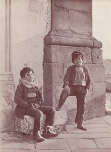 Sicilië: Siciliaanse jongens van het binnenland (z/w foto) door Italian Photographer