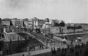 Taranto, draaibrug gesloten en oude stad door Italian Photographer