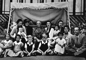 De Italiaanse koninklijke familie. In het midden Victor Emmanuel III (Vittorio Emanuele). Onder de zittende kinderen is de 3e van links Prins Victor Emmanuel (Victor-Emmanuel) (Vittorio Emanuele), de laatste rechts zijn vader Humbert II (Umberto II). 19e e