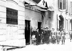 Het eerste hoofdkwartier van de Fascistische Partij in Milaan aan de Via Paolo da Cannobio. 1920s door Italian Photographer
