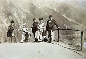 Toeristen in de bergen, Italië, ca. 1895