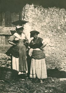 Twee boeren van het Romeinse platteland in traditionele kleding, Italië, ca 1910 door Italian Photographer