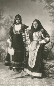 Twee vrouwen in traditionele kleding uit Belvi en Aritzo, Sardinië, Italië, ca 1910 door Italian Photographer