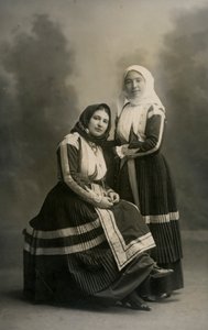 Twee vrouwen in klederdracht, Fonni, Sardinië, Italië, ca 1915 door Italian Photographer