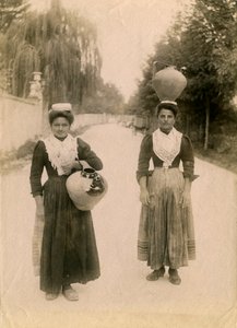 Twee jonge vrouwen met terracotta kruiken, Roccaraso, Abruzzo, Italië, ca 1905 door Italian Photographer