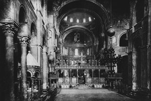 Venetië, Kerk van San Marco, Interieur (zw/w foto) door Italian Photographer