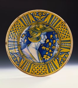 Een gelustreerde portretschotel uit Deruta, geschilderd in blauw en gelustreerd in geel, met een krijger in een helm met een gevleugelde griffioen, c.1525