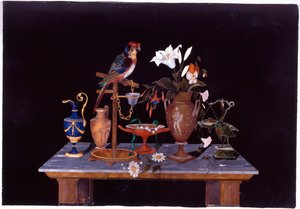 Een Florentijnse Pietra Dura Plaque met een Papegaai op zijn Stok op een Tafel met een Etruskische Krater Vaas, een Vaas met Bloemen en Kannetjes