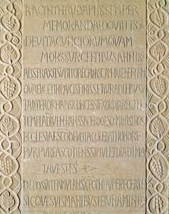 Archeologie van de Middeleeuwen. Barbaarse kunst van Lombardije: grafsteen van koningin Ragnetrude, daterend uit 740-750. Lombardische kunst. Pavia, Civiek Museum, Archeologische Sectie
