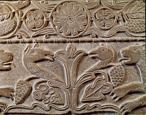 Archeologie van de Middeleeuwen. Barbaarse kunst van Lombardije: pluteus van Prinses Theodote, minnares van Koning Cunipert genaamd de Vrome. Detail van de plaat met griffioenen, circa 720. Lombardische kunst, marmer. Pavia, Museum