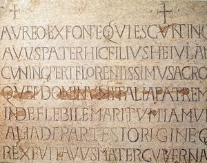 Archeologie van de Middeleeuwen. Barbarenkunst van Lombardije: grafsteen van de Lombardische koning Cunipert, bekend als de Vrome (Cuniperto, 678-700). Lombardische kunst. Pavia, Civiek Museum, Archeologische Sectie