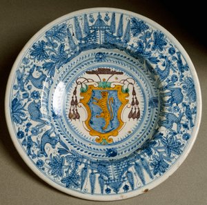 Wapen van de kardinaal. Keramische plaat geproduceerd in Deruta, Italië. Circa 1620