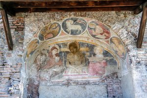 Kruisafneming van Christus tussen de Maagd Maria, St. Johannes, met symbolen van de Evangelisten en Agnus Dei op de boog door Italian School