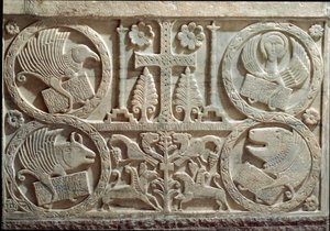 Detail van Stuco met symbolen van de vier evangelisten (tetramorf): de engel voor Sint Mattheüs, de leeuw voor Sint Marcus, de stier voor Sint Lucas en de adelaar voor Sint Johannes. 730-740 Cividale, Battistero di San Callisto door Italian School