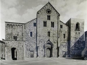 Gevel van de basiliek, gesticht in 1087 om de relikwieën van St. Nicolaas te ontvangen door Italian School