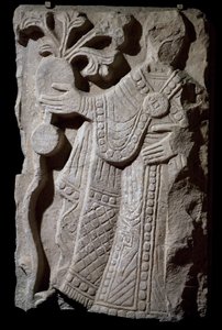 Beeld van bisschop, fragment van groep die doopprocessie uitbeeldt, marmeren bas-reliëf, Italië