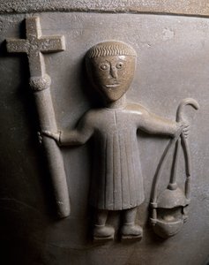 Figuur van liturgische processie, detail van doopvont versierd in reliëf, witte kalksteen, Kerk van San Geminianus, Vicofertile, Emilia-Romagna, Italië