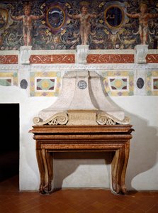 Open haard met de initialen F.II.M.M.V die Federigo Gonzaga II Marchese van Mantua aanduiden, met een decoratieve fries erboven met verschillende impressies van het Gonzaga-wapen, 1528 (fries)