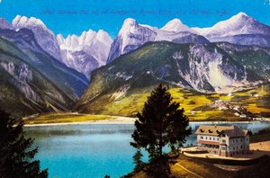 Hotel Molveno met Brenta Groep en Val delle Seghe, ansichtkaart, Trentino-Alto Adige, Italië, 20e eeuw door Italian School