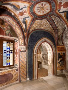 Interieur van de kapel van Sint Gregorius versierd met fresco