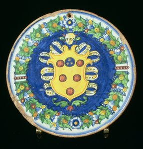 Maiolica bord met het wapen van de Medici en een rand van bladeren en fruit, Italiaans, 16e eeuw door Italian School
