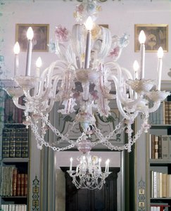 Murano glazen kroonluchter uit de 18e eeuw. Palazzo Lechi in Montirone nabij Brescia.