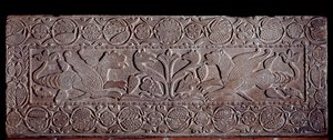 Stenen balustrade bedekt met reliëfs die de Boom des Levens en de drakenvleugels voorstellen, van de sarcofaag van Teodote, 8e eeuw
