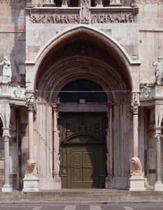 Protiro van de kathedraal, eind 13e-begin 14e eeuw door Italian School