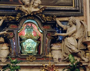Relikwie van de schedel van St. Aloysius Gonzaga gelegen in het hoogaltaar door Italian School