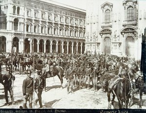 Soldaten, onder bevel van generaal Bava Beccaris, voor de kathedraal, tijdens de rellen in Milaan, 6-9 mei 1898 door Italian School