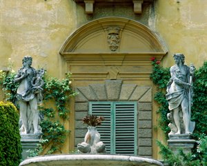 Zuidgevel van de Villa la Pietra door Italian School