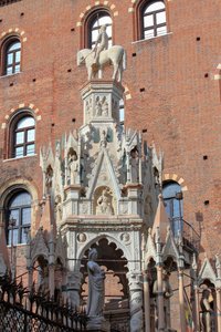 De graven van Scaliger (Scaligeri). Graf van Cansignorio. Gotisch monument