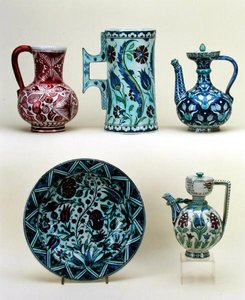 Boven, L-R: Kruik; Grote Bierpul; Oosterse Koffiepot; Onder, L-R: Schotel; Oosterse Koffiepot, allemaal majolica van Cantagalli Fabriek door Italian School