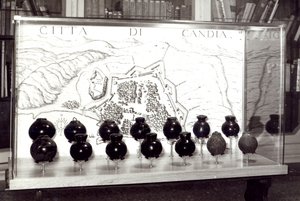 Venetiaanse bommen en een kaart van de stad Kreta