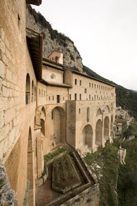 Uitzicht op het klooster van St. Benedetto (Sacro Speco) gebouwd vanaf de 12e eeuw, Subiaco (Rome), Italië