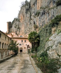 Uitzicht op de binnenplaats van het klooster van St. Benedetto (Sacro Speco) gebouwd vanaf de 12e eeuw, Subiaco (Rome), Italië