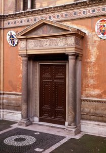 Uitzicht op de veranda met een marmeren fries die (van links naar rechts) Pastore (de eerste kerkeigenaar), Pudenziana, Prassede en hun vader Pudens toont, in het midden het mystieke lam door Italian School