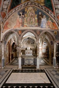 Zicht op het priesterkoor van de Bovenkerk met het hoofdaltaar in de cosmateske stijl, boven het fresco dat Sint Benedictus van Nursia in pontificale kleding op de preekstoel omringd door heiligen en leden van de Anicia-familie, familie van de Romeinse ade