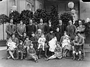 De 9e hertog van Devonshire met zijn kinderen en kleinkinderen in Chatsworth, Kerstmis 1925