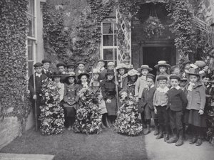 Garland Dag in Abbotsbury, Kinderen met Guirlandes