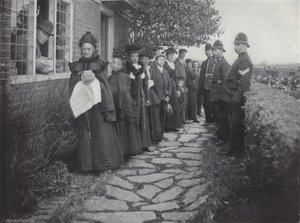 De Biddenden Maids Charity, uitdelen van Brood en Kaas door J. Benjamin Stone