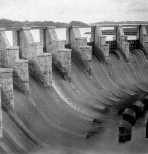 De overlaat, Gatun Lock, Panamakanaal, Panama, begin 20e eeuw
