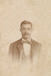 Foto van een man in een pak, vest en stropdas, 1880s - 1900 door J. W. Taylor
