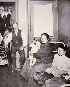 Immigrantenfamilie, Lower East Side, New York City, ca.1910 door Jacob August Riis